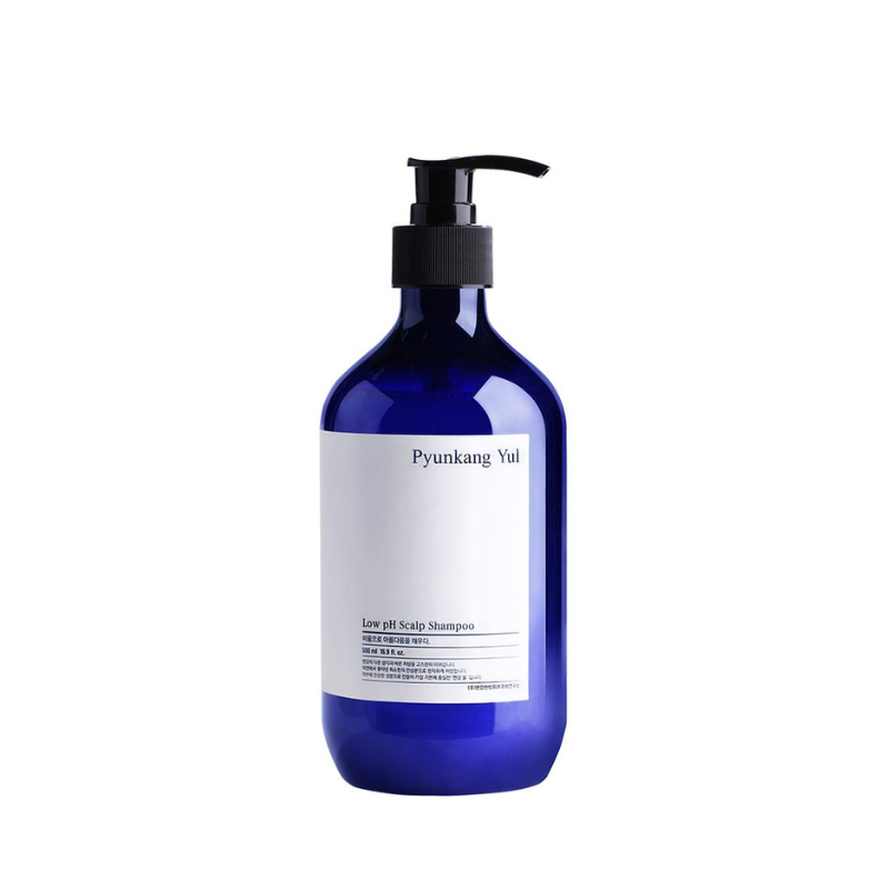 Blå flaske med pumpe, mærket "Pyunkang Yul - Low pH Scalp Shampoo" på en hvid etiket.