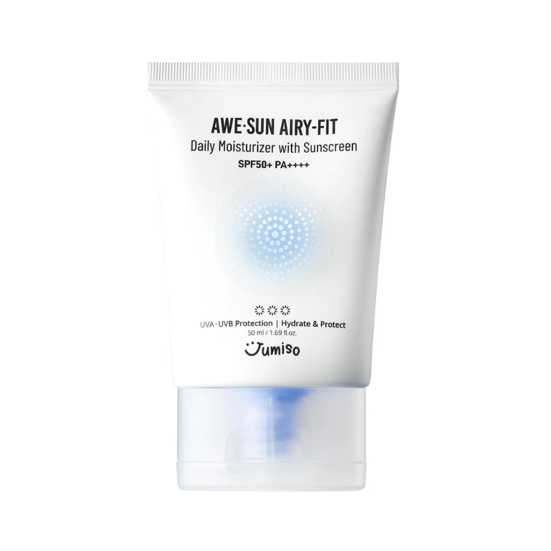 Hvid tube med tekst: "Awe-Sun Airy-Fit Daily Moisturizer SPF50+ PA++++" og blåt mønster.