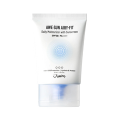 Hvid tube med tekst: "Awe-Sun Airy-Fit Daily Moisturizer SPF50+ PA++++" og blåt mønster.