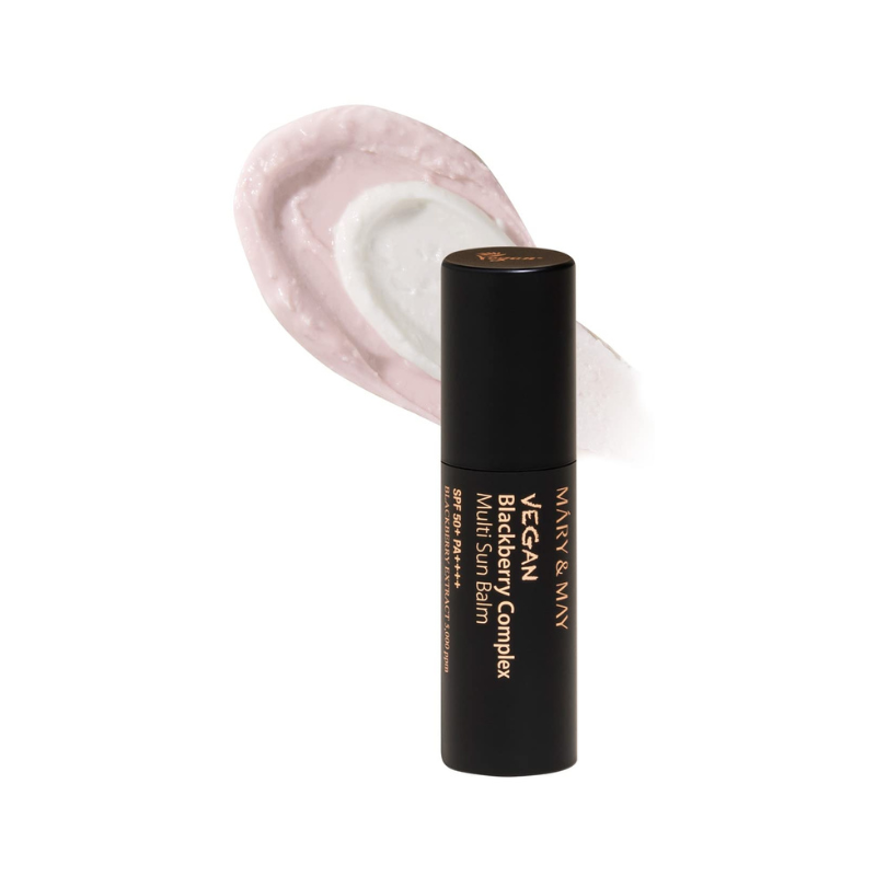 Sort solstift med tekst og lys rosa-hvid balm smurt ud ved siden af.