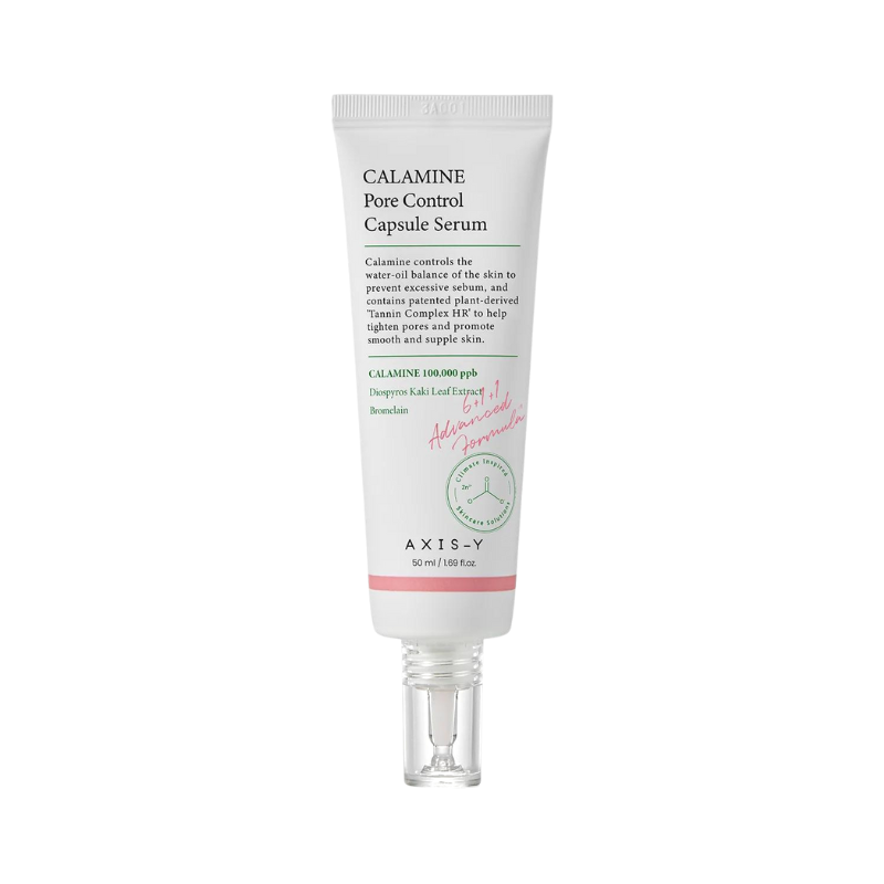 Hvid tube med sort og grøn tekst, mærket "Calamine Pore Control Capsule Serum", 50 ml.