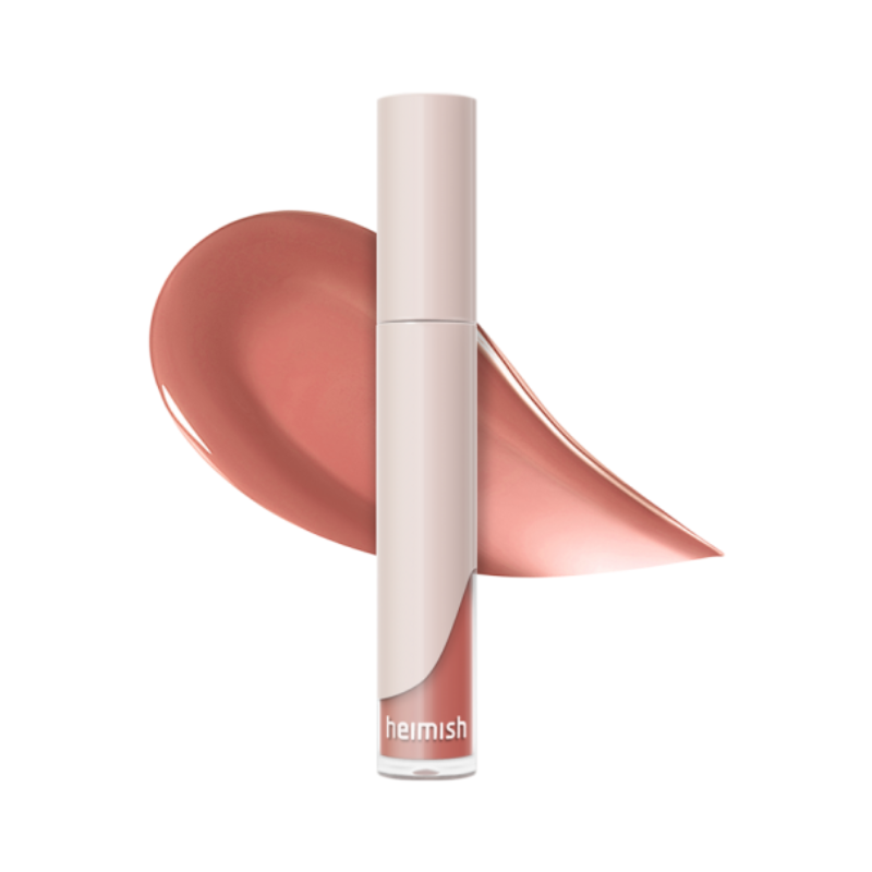 Heimish Dailism Lip Gloss i farven Nudie Rose med en smuk rosatonet glans bagved.