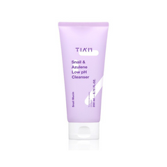 Lilla tube med hvidt låg, mærket "TIA'M Snail & Azulene Low pH Cleanser".