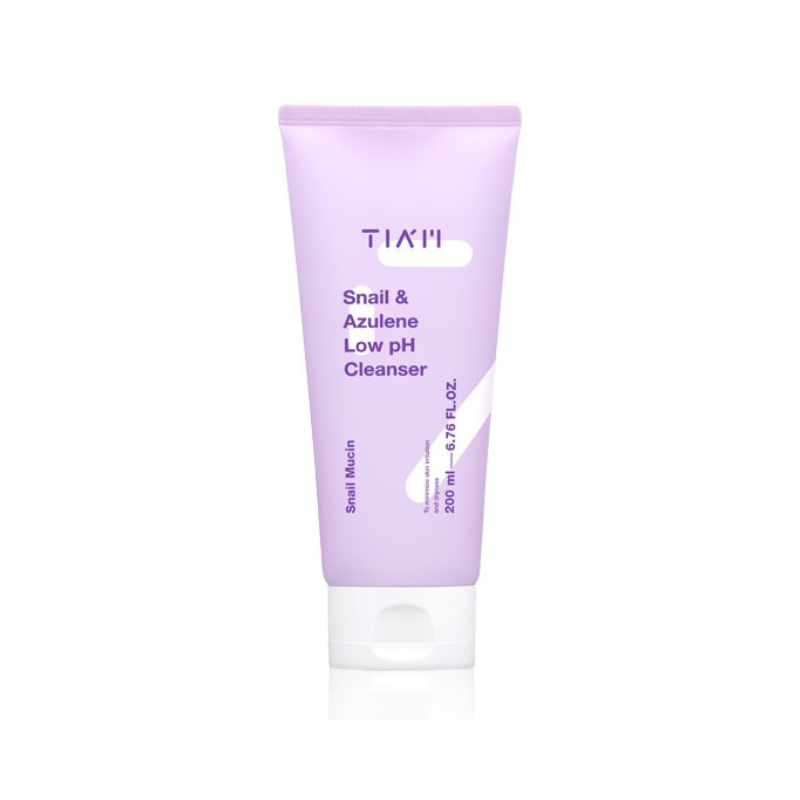 Lilla tube med hvidt låg, mærket "TIA'M Snail & Azulene Low pH Cleanser".