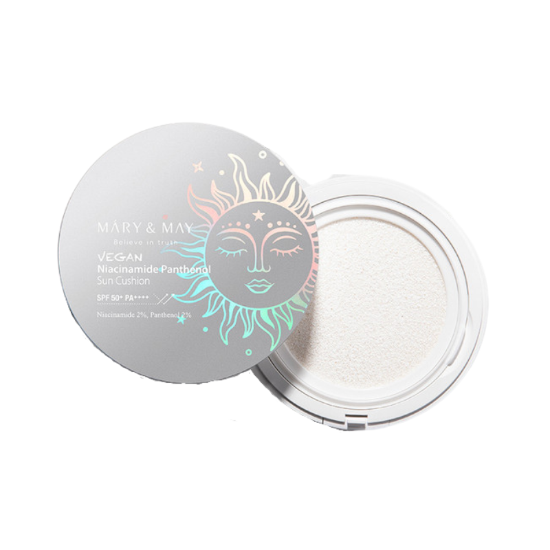 Grå solpude med solmotiv, teksten "Vegan Niacinamide Panthenol Sun Cushion SPF50+ PA++++".