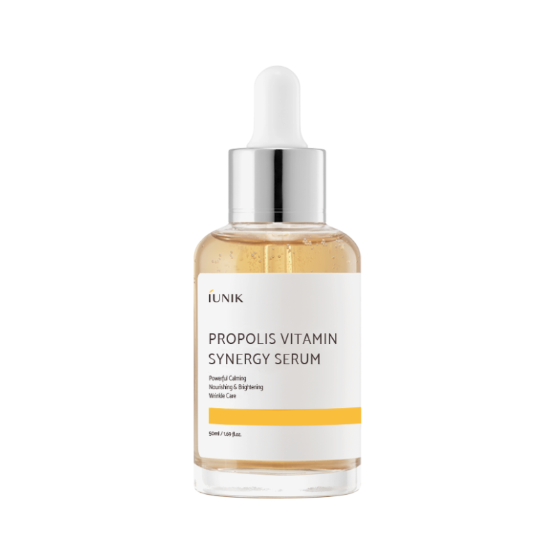 Klar flaske med dropper. Etiket siger "iUNIK Propolis Vitamin Synergy Serum."