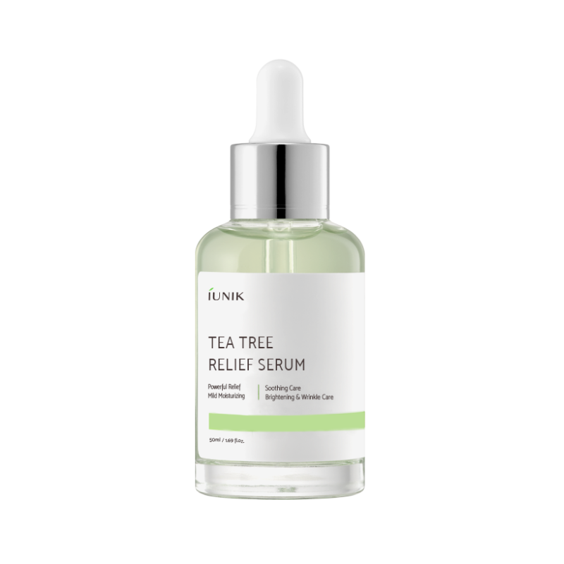 Flaske med dråbe, lysegrønt serum, mærket "iUNIK Tea Tree Relief Serum" med plejeegenskaber.