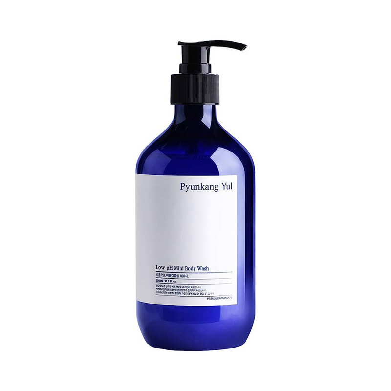 Blå flaske med sort pumpe og hvid etiket, "Pyunkang Yul" og "Low pH Mild Body Wash" tekst.