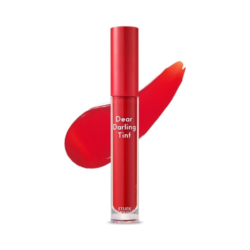 Klar tube med rød lip tint og teksten "Dear Darling Tint," med rød farveprøve bagved.
