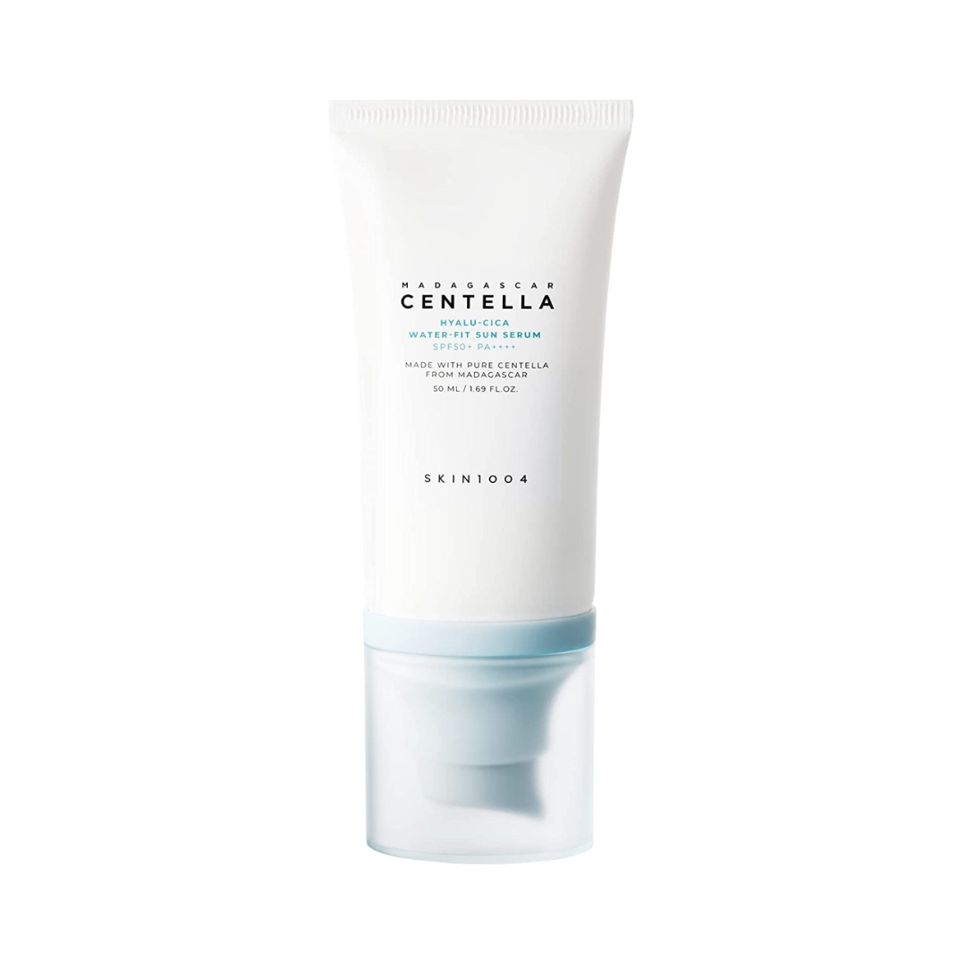 Hvid tube med blå hætte og tekst: "Madagascar Centella Hyalu-Cica Sun Serum SPF50+ PA++++".