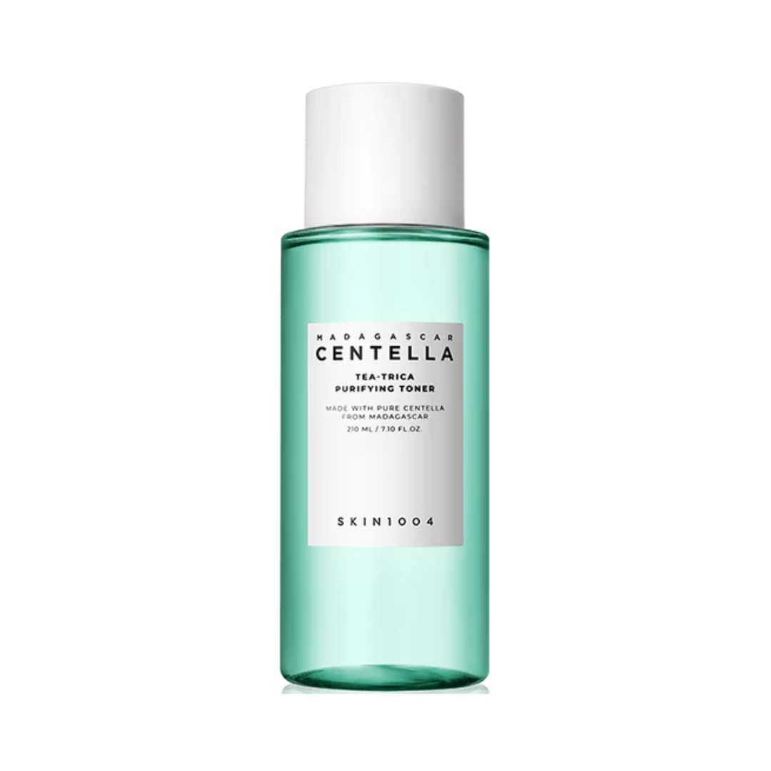 Lys grøn flaske med hvidt låg og etiket. Tekst: SKIN1004, Madagascar Centella, Tea-Trica Toner.