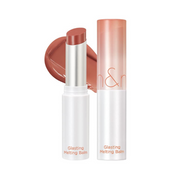 Læbepomade i blød nude nuance, delvist udtrukket, med gennemsigtigt låg. Tekst: Glasting Melting Balm.