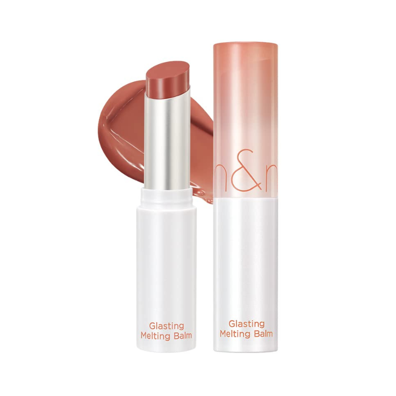 Læbepomade i blød nude nuance, delvist udtrukket, med gennemsigtigt låg. Tekst: Glasting Melting Balm.