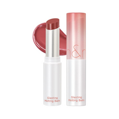 Lip balm i rosa nuance, udtrukket fra hvidt rør med rød tekst. Stribe af farve bagved.