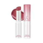 Åben læbebalsam i mauve ved siden af lukket tube, med farvestribe i baggrunden.