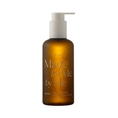 Brun flaske med hvid pumpe, tekst "Made for Me by Me", "Biome Resetting Moringa Cleansing Oil".