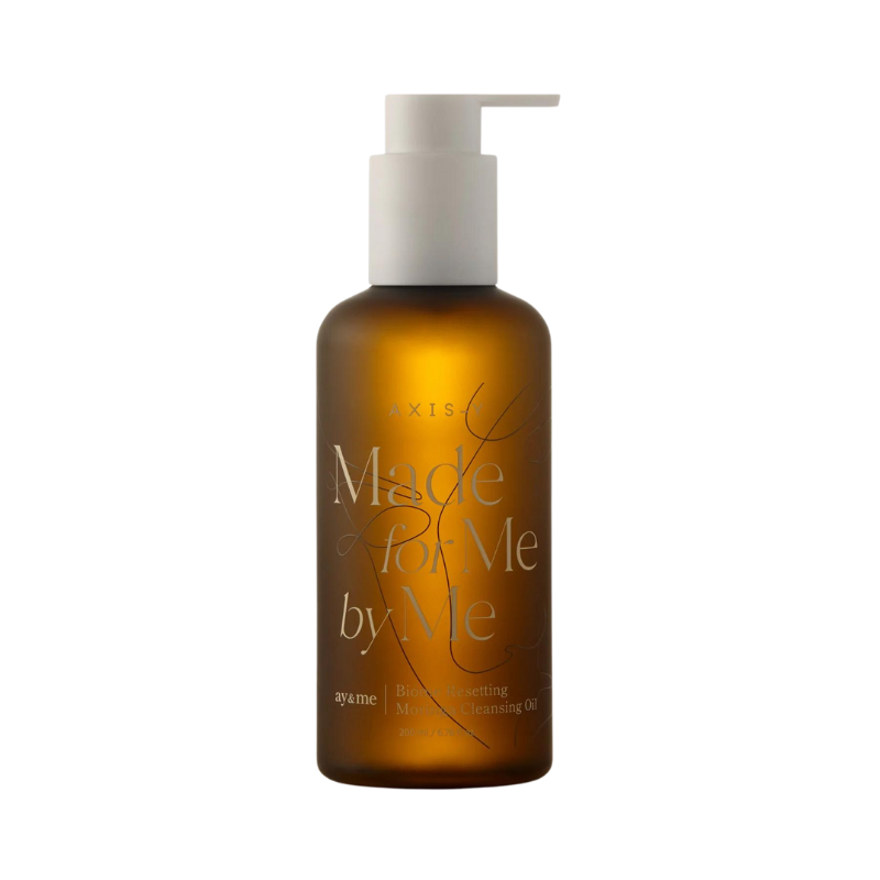 Brun flaske med hvid pumpe, tekst "Made for Me by Me", "Biome Resetting Moringa Cleansing Oil".