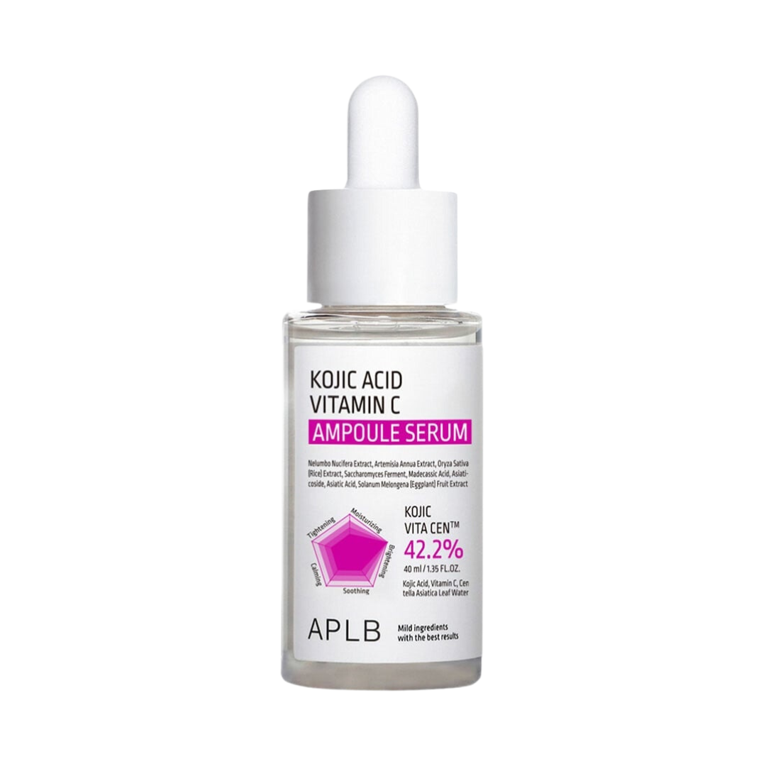 En klar flaske med hvid pipette, mærket "Kojic Acid Vitamin C Ampoule Serum" i sort og pink tekst.