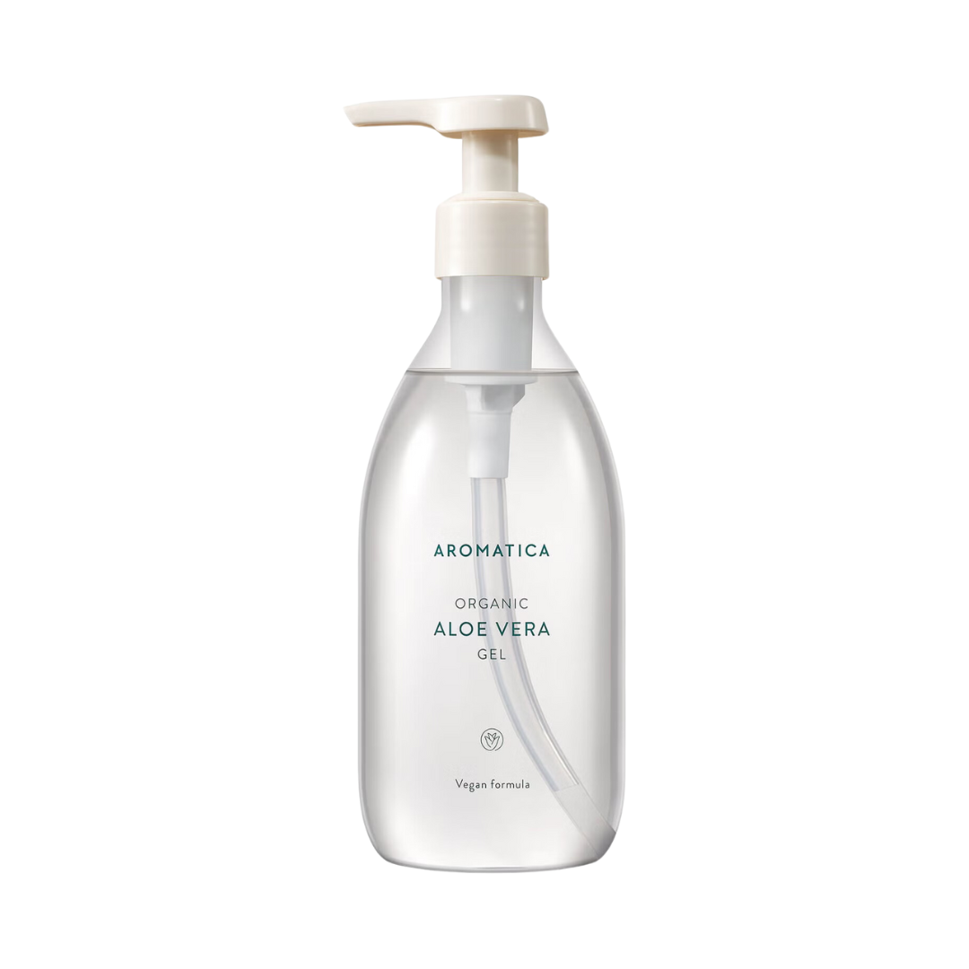 Klar pumpeflaske med hvid pumpe, mærket "Aromatica Organic Aloe Vera Gel".