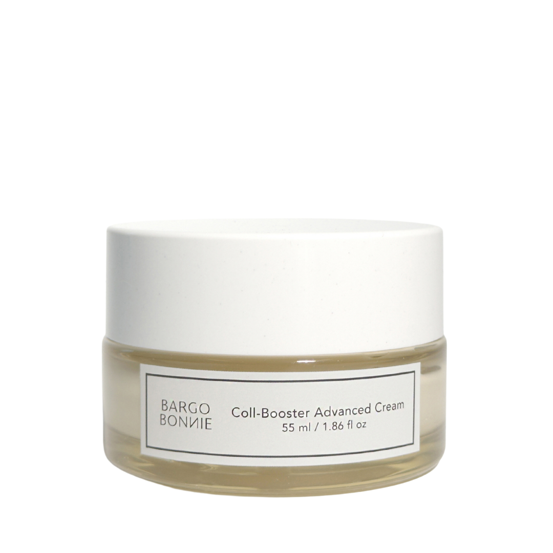 Krukke med hvidt låg, mærket "Bargo Bonnie Coll-Booster Advanced Cream 55 ml / 1.86 fl oz".