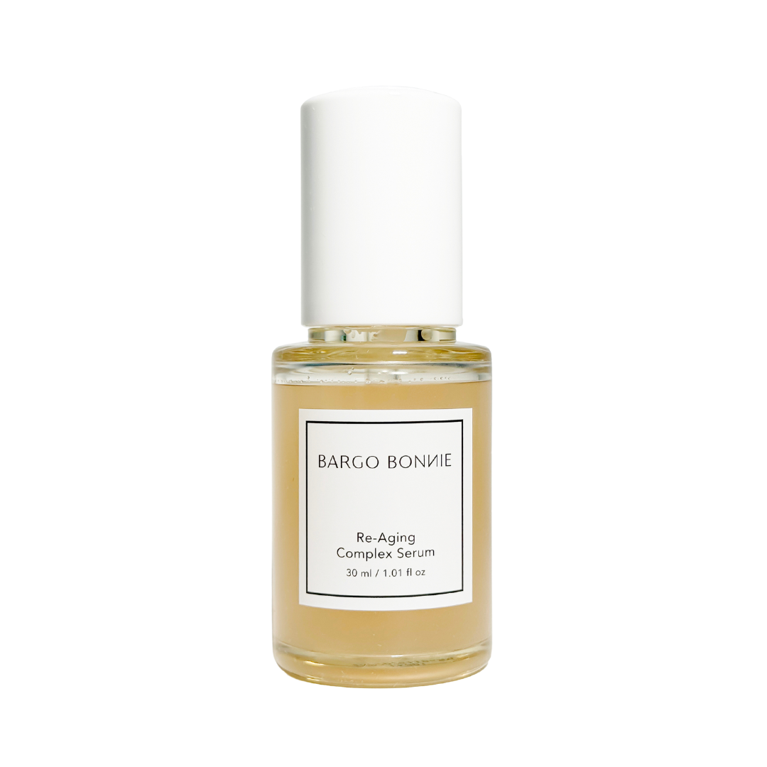 Flaske med hvidt låg, mærket "Bargo Bonnie - Re-Aging Complex Serum," 30 ml.