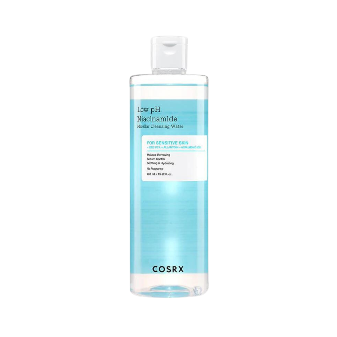 Klar flaske med blå væske, hvid etiket med teksten "Cosrx Low pH Niacinamide Micellar Cleansing Water".