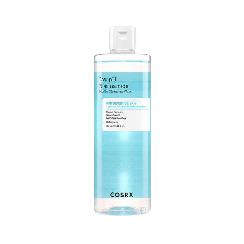 Klar flaske med blå væske, hvid etiket med teksten "Cosrx Low pH Niacinamide Micellar Cleansing Water".