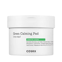 Hvid beholder med tekst "Green Calming Pad" og ingredienser. Mærke "COSRX" nederst.