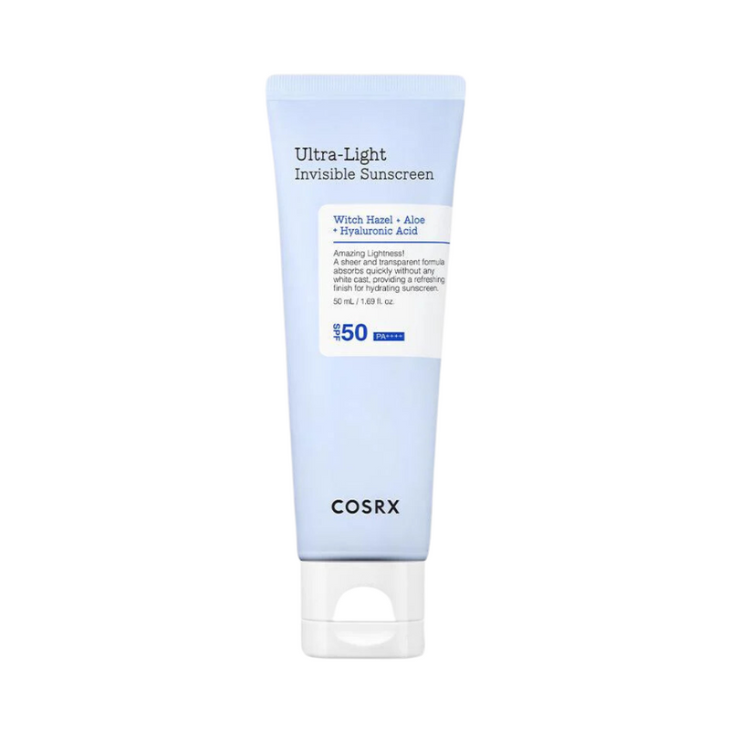 Cosrx Ultra-Light Invisible Sunscreen i lyseblå tube, SPF 50, 50 ml, med heksehassel og aloe.