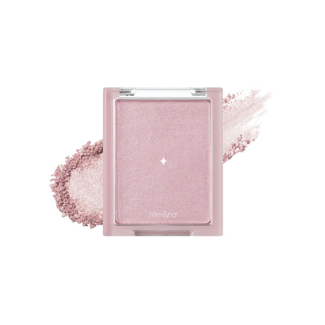 Lysrosa skinnende highlighter i rektangulær kompakt med gennemsigtigt låg og spredt pulver.