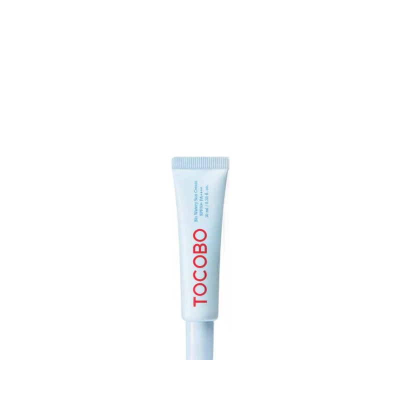 Lysblå tube med rød tekst "TOCOBO" og blå tekst "Bio Watery Sun Cream SPF50+ PA++++".