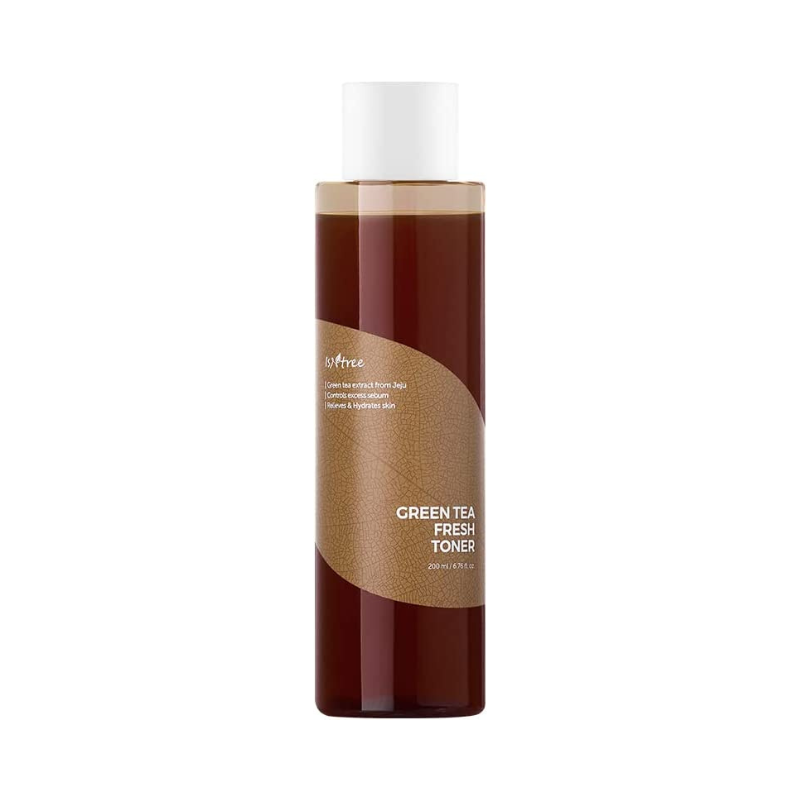 Brun flaske med hvid hætte, etikette med tekst: "Isntree Green Tea Fresh Toner", minimalistisk design.