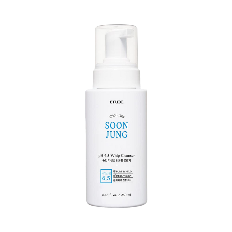 Hvid flaske med pumpe, etiketten siger "Etude Soon Jung pH 6.5 Whip Cleanser", 250 ml.
