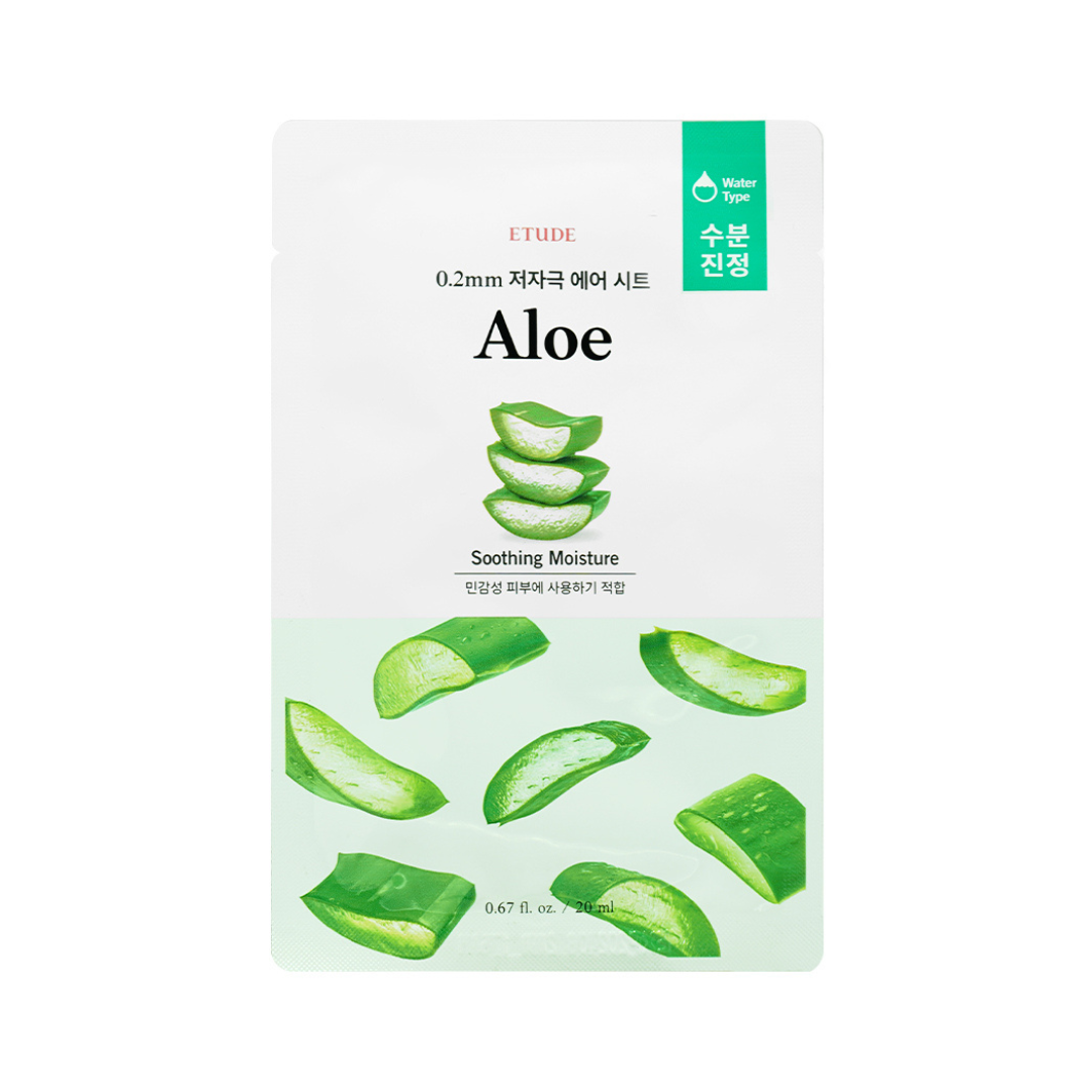 Hvid pakke med aloe vera-stykker, teksten "Aloe", "Soothing Moisture" og "Etude".