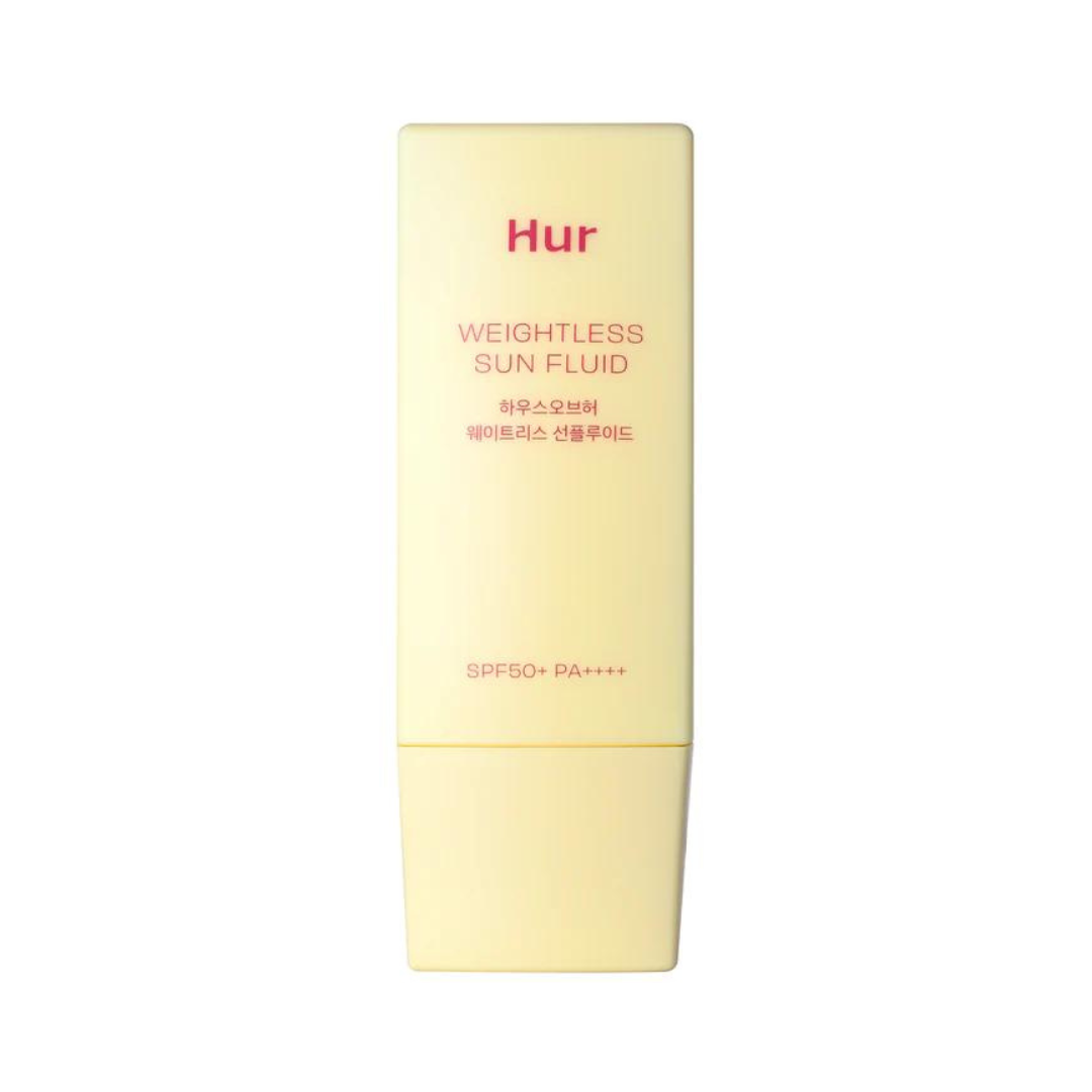 Lys gul flaske med rød tekst: "Hur", "WEIGHTLESS SUN FLUID", "SPF50+ PA++++".