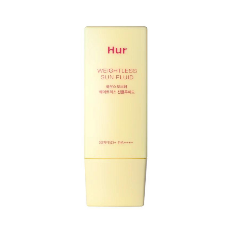Lys gul flaske med rød tekst: "Hur", "WEIGHTLESS SUN FLUID", "SPF50+ PA++++".