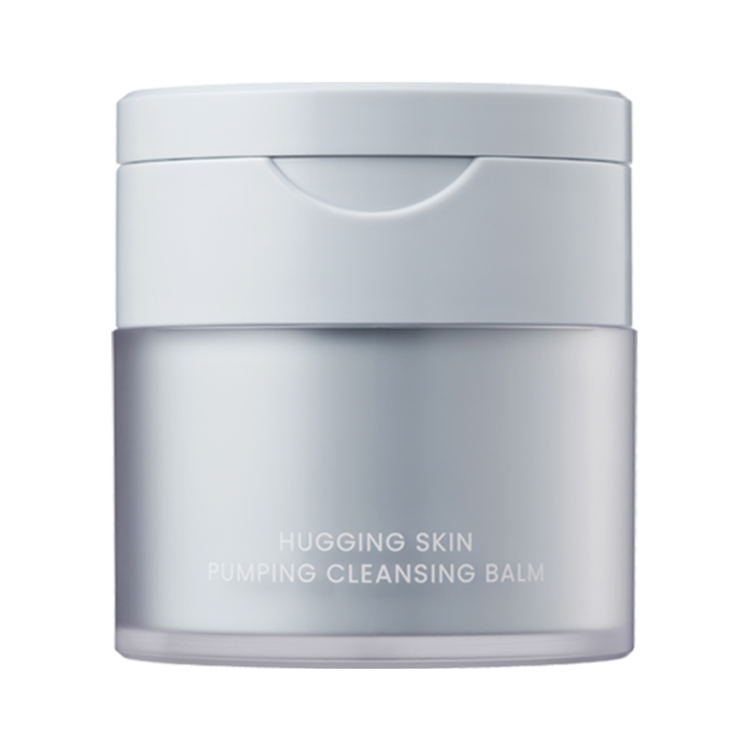 Cylindrisk beholder med grå låg, frostet bund, tekst: "Hugging Skin Pumping Cleansing Balm".