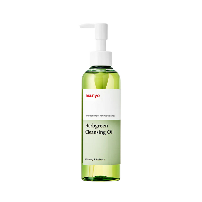 Grøn flaske med pumpe, etiket med teksten "manyo", "Herbgreen Cleansing Oil", "Calming & Refresh".