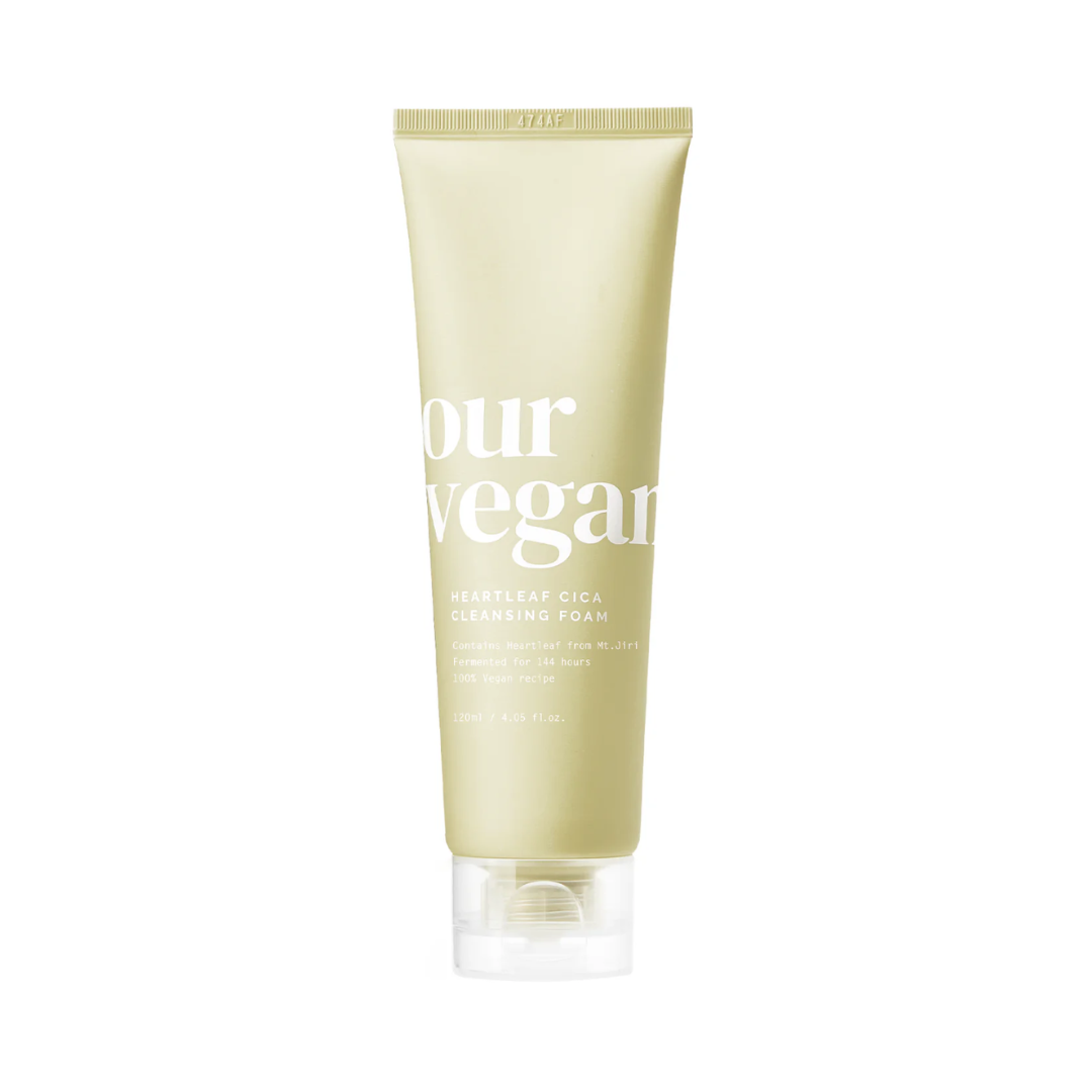 Lys grøn tube med teksten "our vegan" og "Heartleaf Cica Cleansing Foam" i hvid. Minimalistisk design.