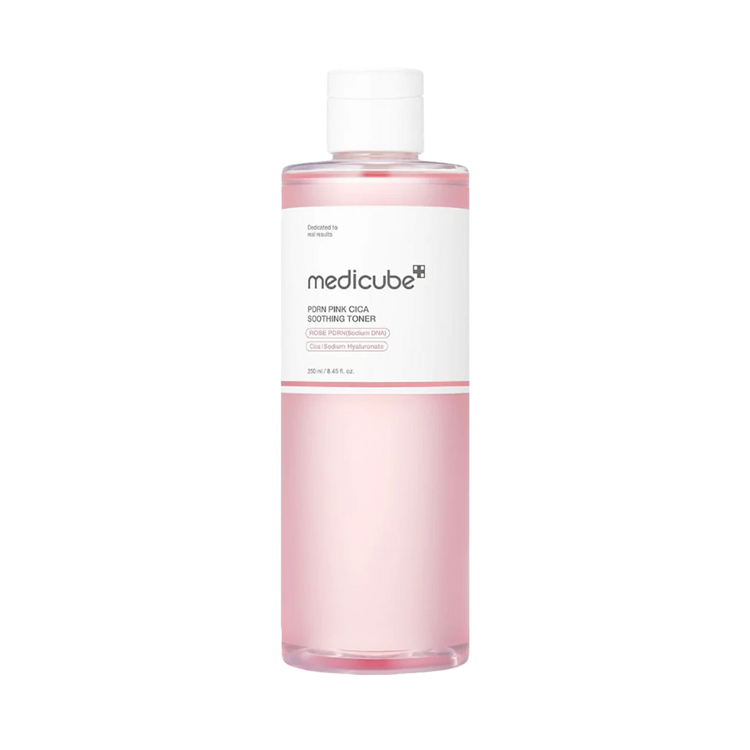 Pink flaske med hvid etiket, Medicube PDRN Pink Cica Soothing Toner, 250 ml.