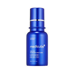 Blå flaske med teksten "Medicube One Day Exosome Shot 2000," indeholder 30 ml produkt.