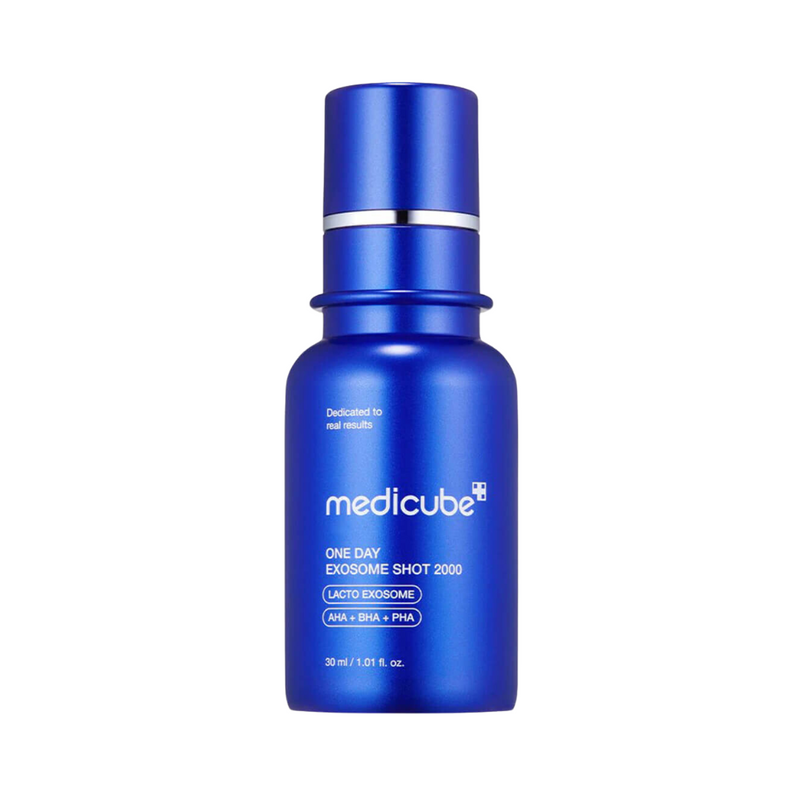 Blå flaske med teksten "Medicube One Day Exosome Shot 2000," indeholder 30 ml produkt.