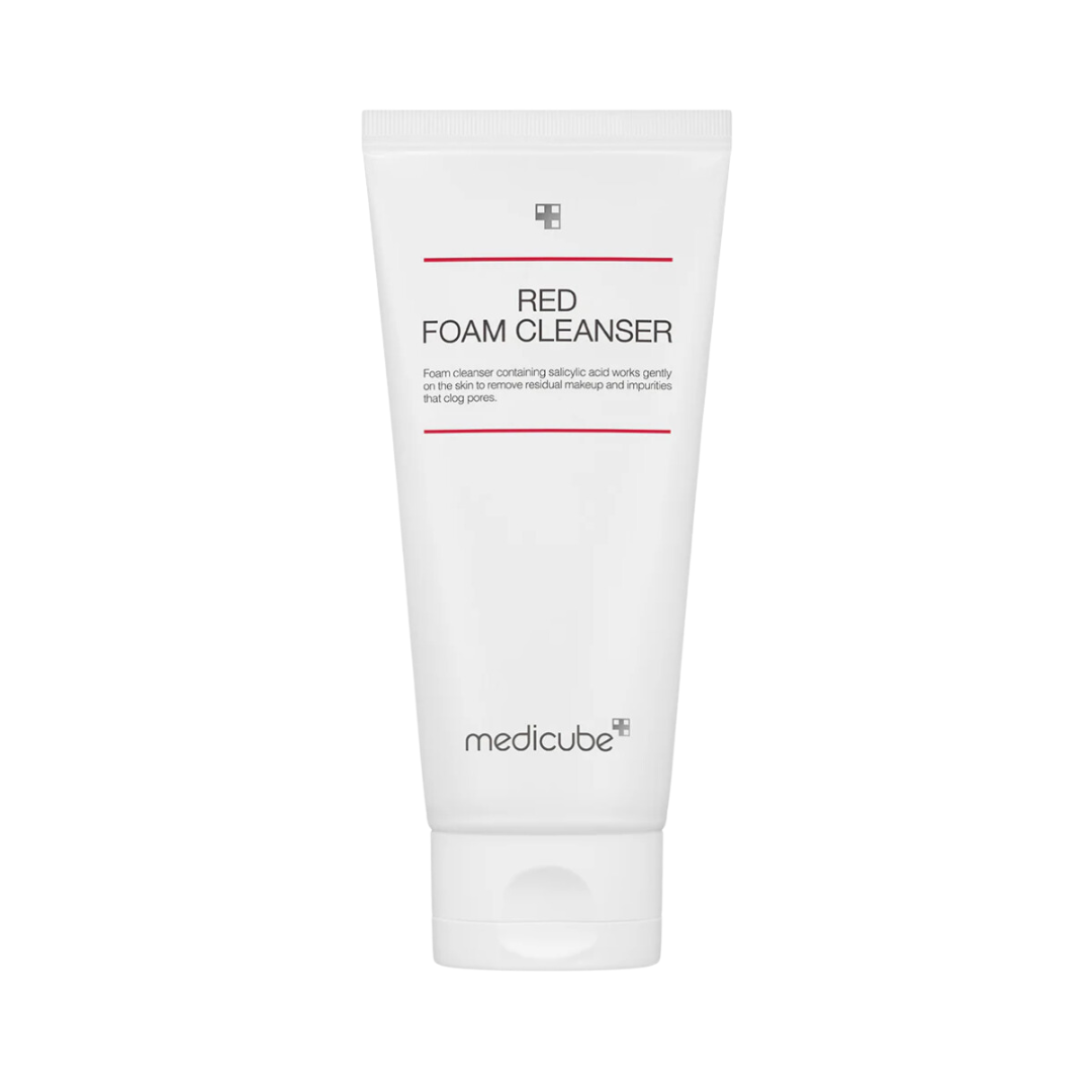 Hvid tube med "Red Foam Cleanser" af Medicube. Beskrivelse af brug til at fjerne urenheder.