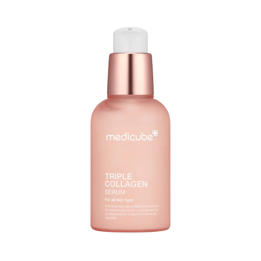 Pink flaske med hvid pumpe, mærket "medicube" og "TRIPLE COLLAGEN SERUM".
