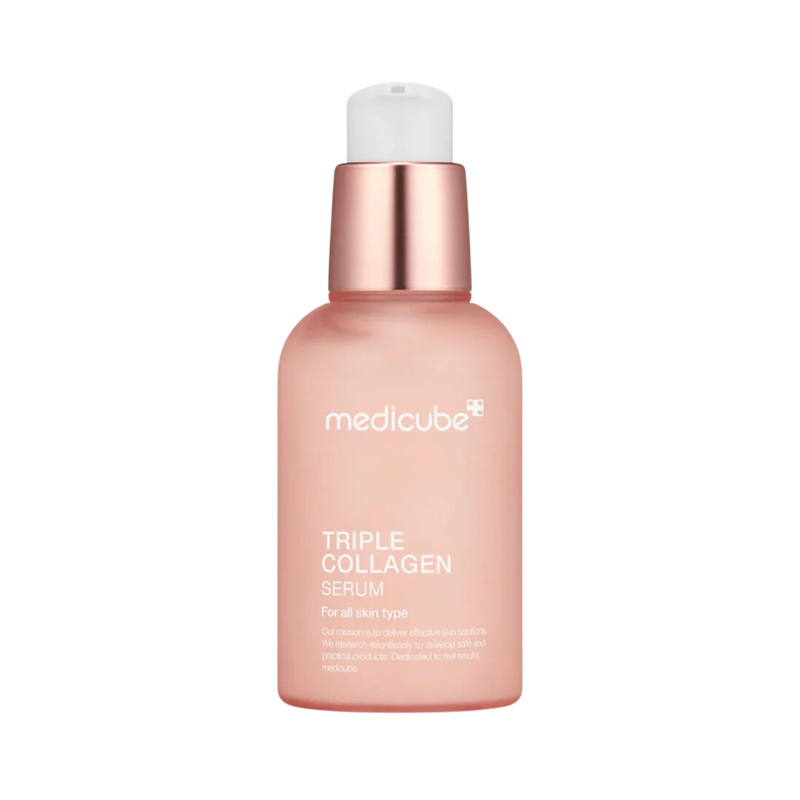 Pink flaske med hvid pumpe, mærket "medicube" og "TRIPLE COLLAGEN SERUM".