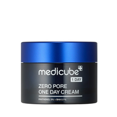 Sort krukke med blå låg. Tekst: "Medicube Zero Pore One Day Cream, Panthenol 5%, BHA 0.1%".