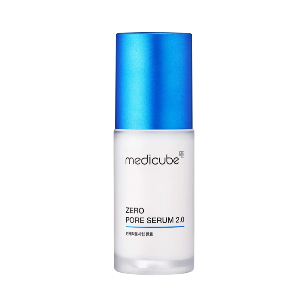Flaske med hvid krop og blå hætte, mærket "Medicube Zero Pore Serum 2.0."