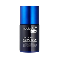 Serumflaske med blå hætte, sort etiket, teksten "Medicube Zero Pore One Day Serum".