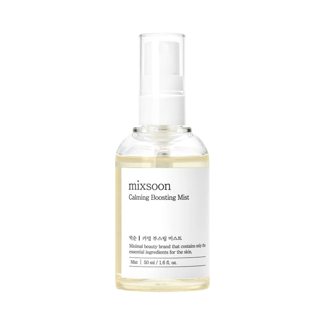 Klar flaske med hvid etiket, "Mixsoon Calming Boosting Mist," 50 ml, minimalistisk design.