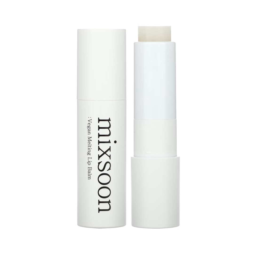 Hvid læbepomade med teksten "mixsoon - Vegan Melting Lip Balm". Pomaden er delvist udsat.